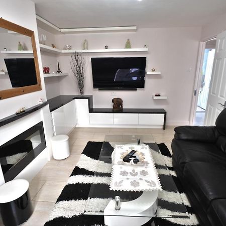 Immaculate 2-Bed Apartment In Isleworth By River Exteriér fotografie