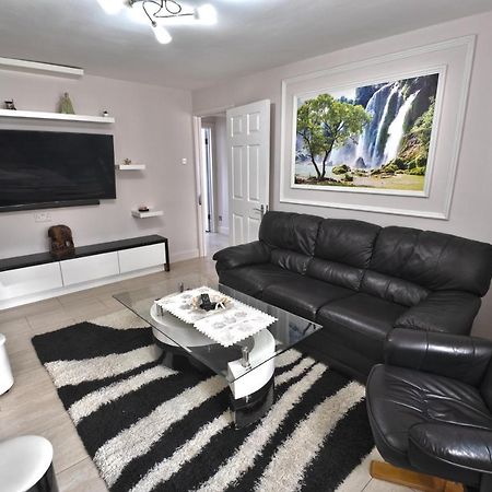 Immaculate 2-Bed Apartment In Isleworth By River Exteriér fotografie